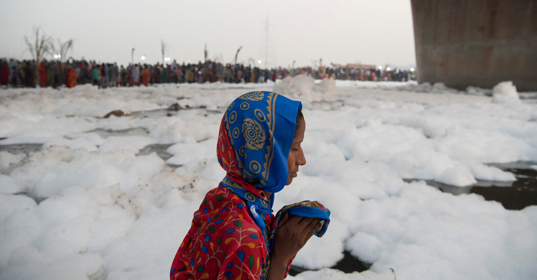 On Delhi’s Toxic River, Prayers to a Sun Struggling to Shine Through Smog