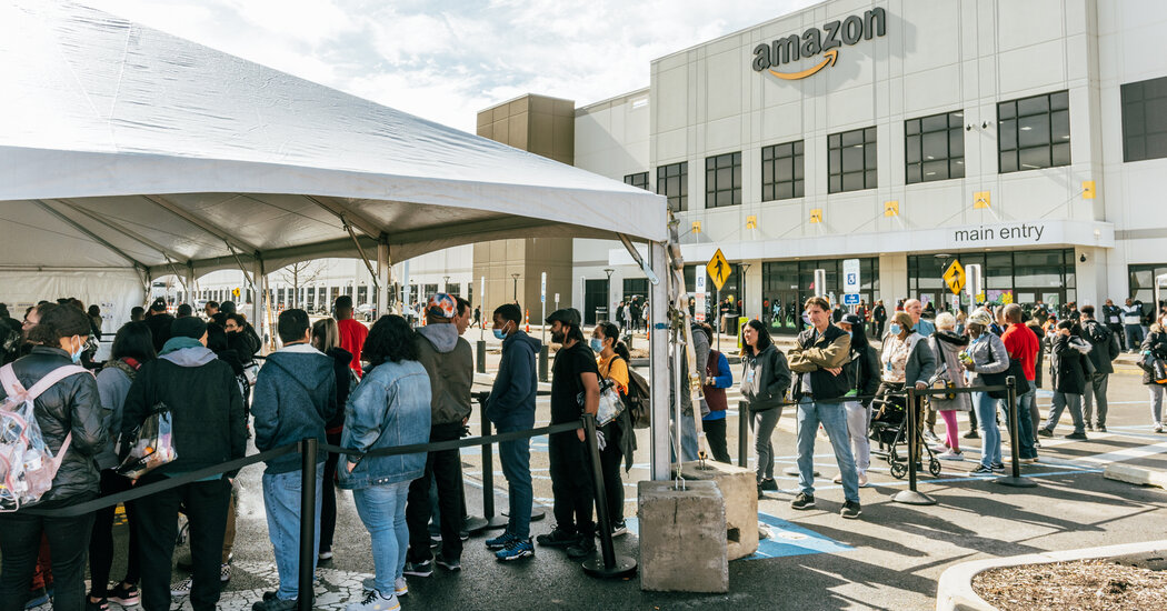 Amazon Workers on Staten Island Vote to Unionize