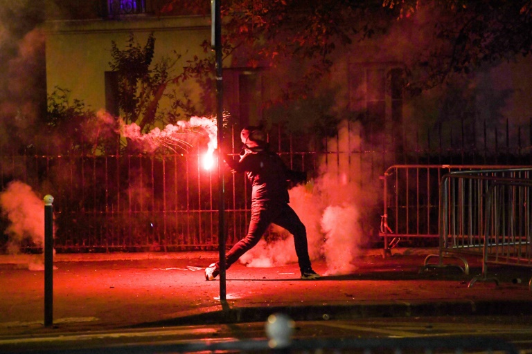 83 arrests, cars ablaze as angry PSG fans clash with police » Capital News