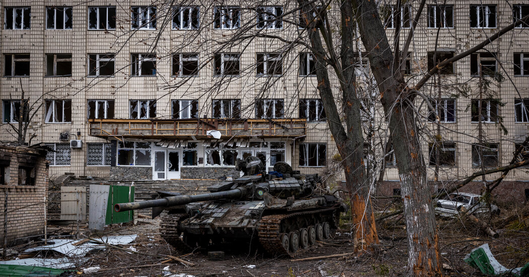 Live Updates: Civilians Flee as Battered Russian Forces Bear Down on Eastern Ukraine