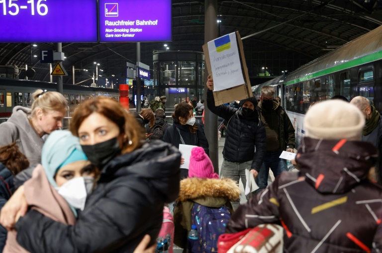 Tired and emotional, Ukrainians arrive by train in Berlin » Capital News