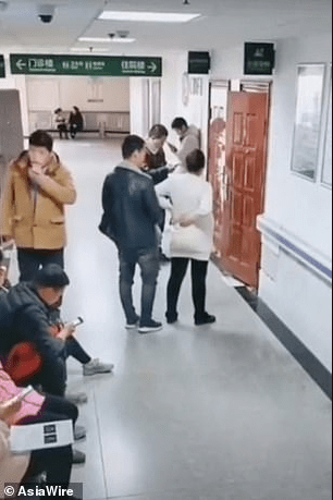 Husband turns himself into a human chair so his pregnant wife can sit