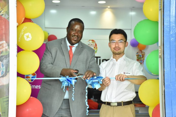 Webp.net-compress-image (10) StarTimes Media has inaugurated its 4th business hall in Nairobi at Solar House within the central business district. The event was graced by Consumers Federation of Kenya Secretary General Mr. Stephen Mutoro (left) accompanied by the Deputy Marketing Director Mr. Terry Liu (Right).