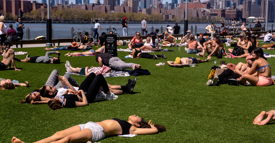 Balmy Weekend Presents a Challenge: New Yorkers Rushing to Parks
