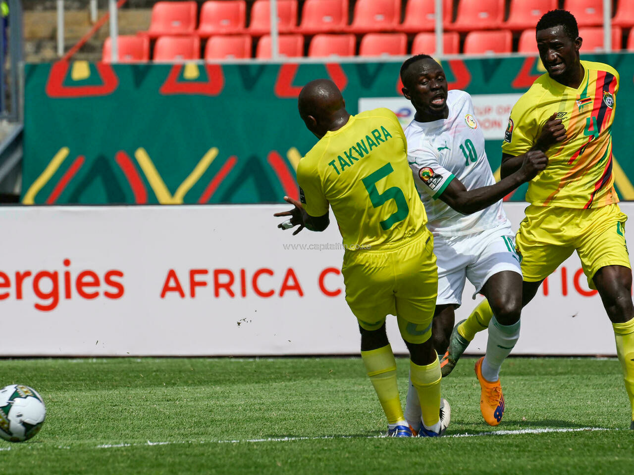 Last-gasp Mane penalty gives Senegal victory over brave Zimbabwe