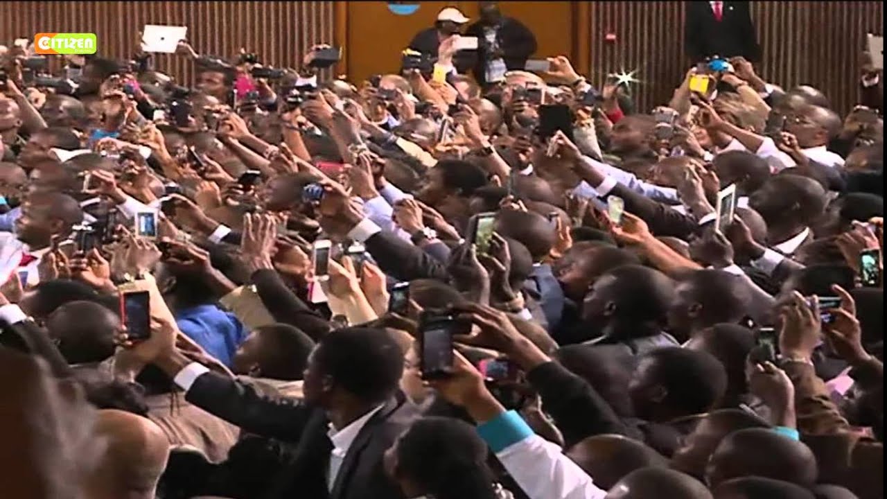 President Obama breaks security protocol, handshakes with Kenyans