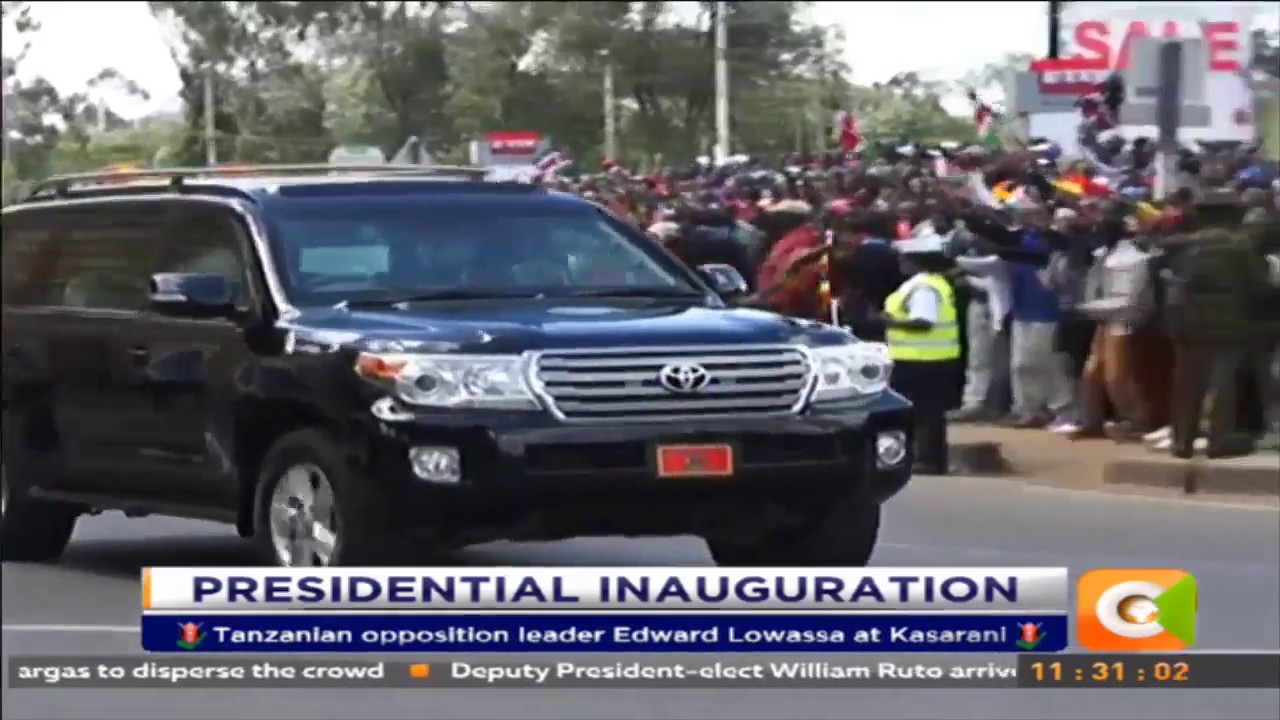 President Kenyatta arrives at Kasarani ahead of the swearing in ceremony
