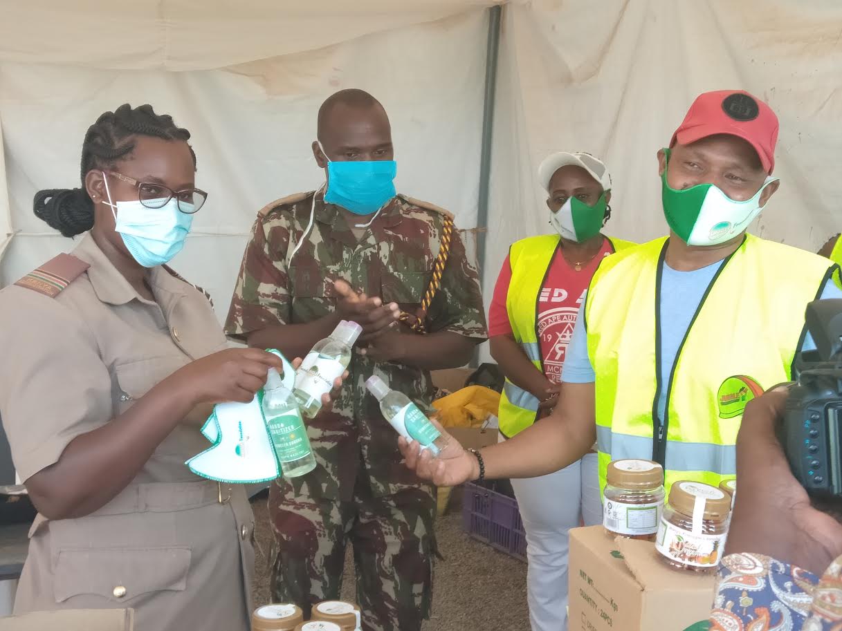 Police officers manning roadblocks in Thika receive donations
