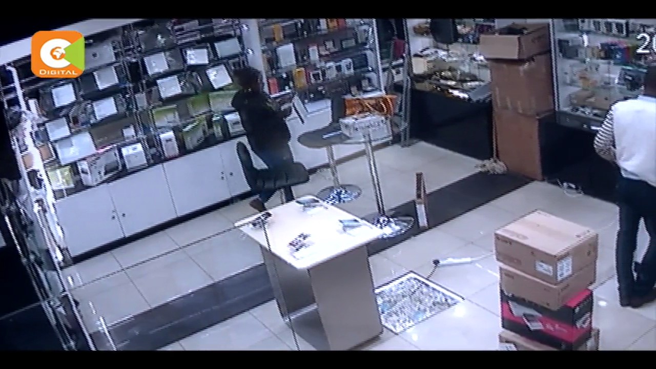 Wanaswa kwa kamera za CCTV wakiiba