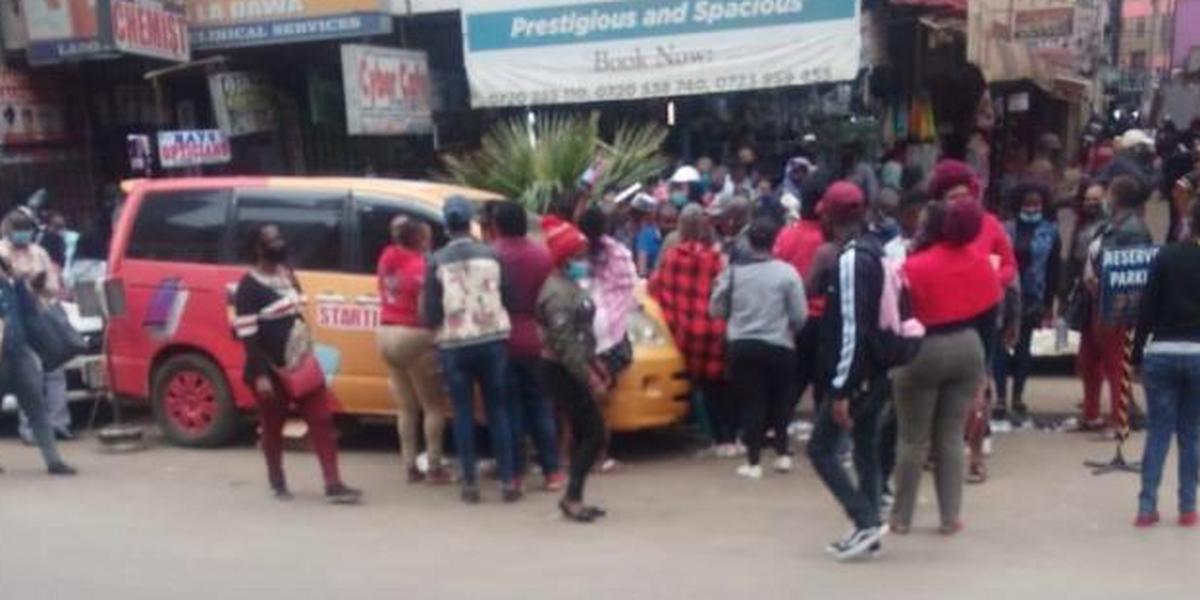 Fed up Kenyans attack Nairobi CBD fraudsters, steal all their valuables | Latest News Updates & Newspaper Headlines