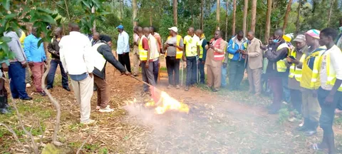 Angry Kisii bodaboda riders burn DP Ruto campaign materials over failed fare refund