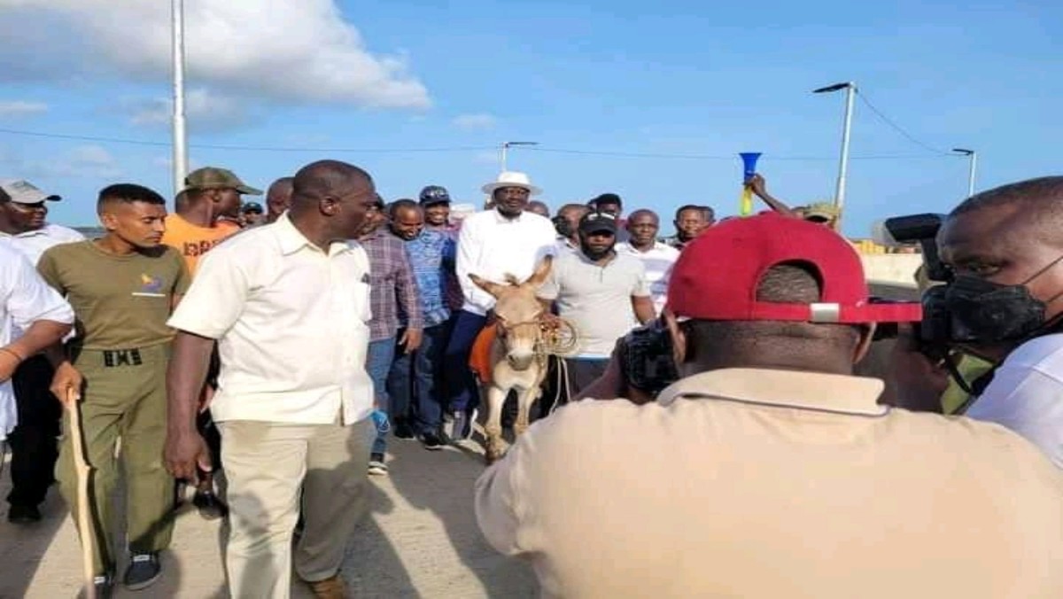 Raila Storms Lamu With Extraordinary Donkey Ride