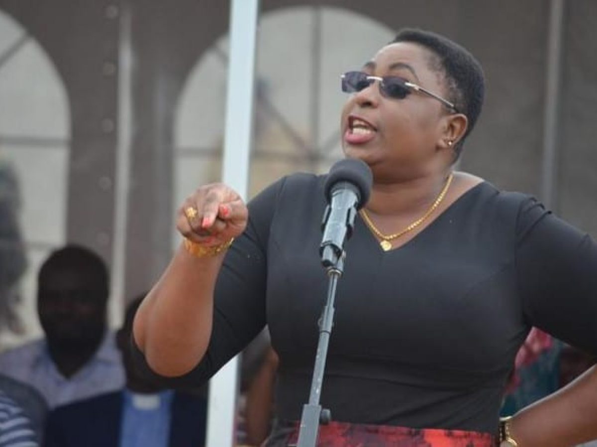 Man Gifts Aisha Jumwa Ksh100 After Being Motivated by Her Speech