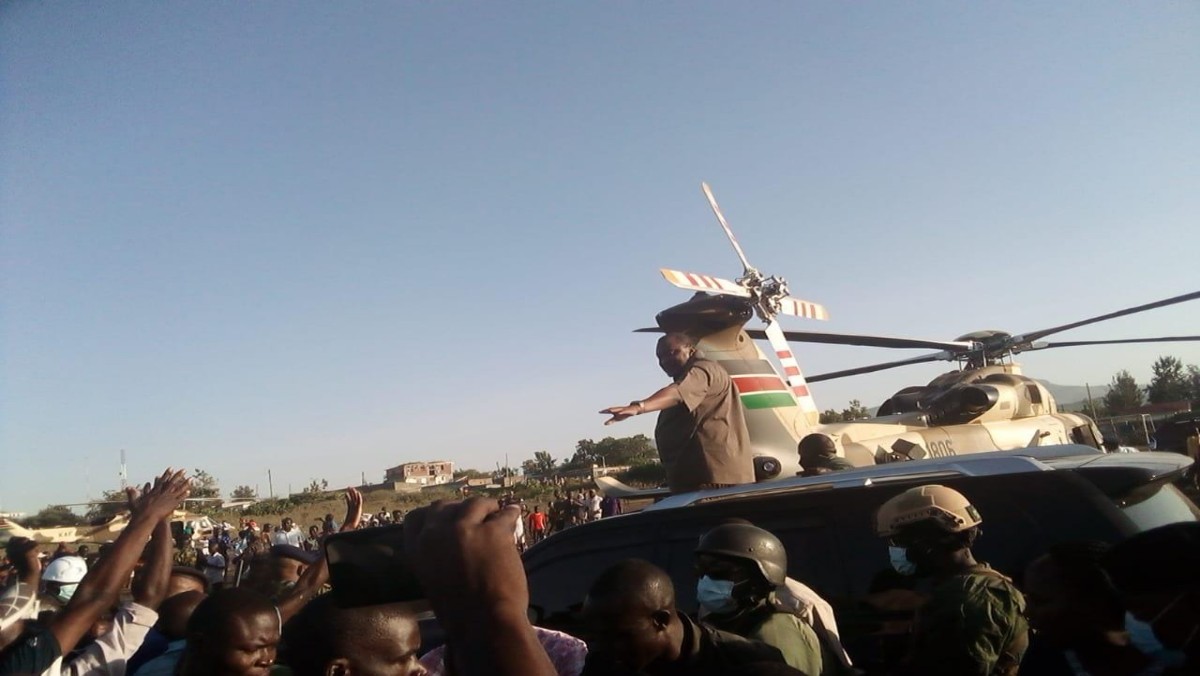 Uhuru’s Evening Surprise to Homa Bay Residents: ‘Nitarudi Na Baba’
