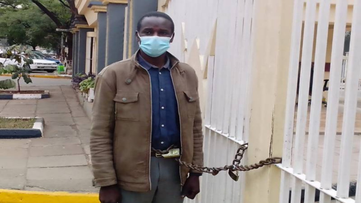 Drama as Ex-Minister’s Son Chains Self at DP Ruto Office in Search of Job
