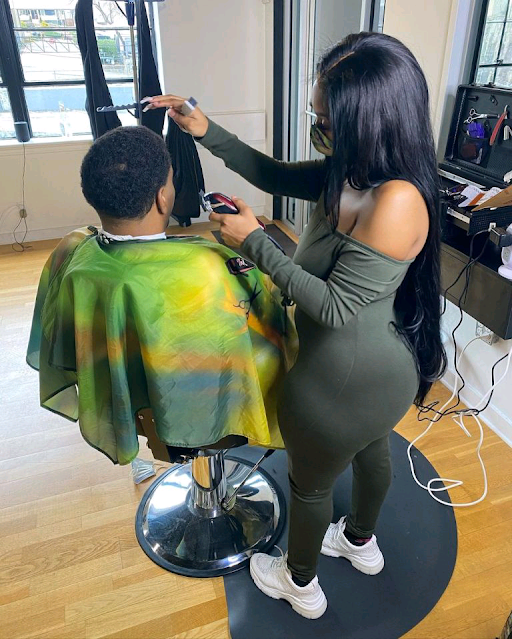 [PHOTOS] Voluptuous Curvy female barber causes storm online, breaks the internet
