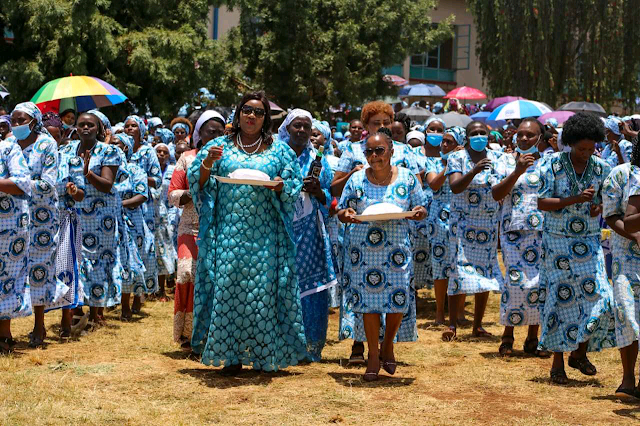 Mimi ndio mke wa Raila, Ida Odinga heckled at a Meru Church event