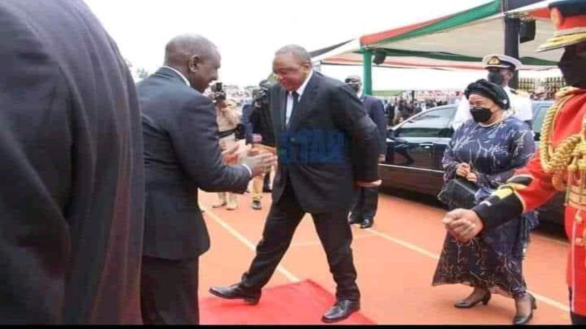 Kibaki State Funeral: Uhuru Yet Again Says No to Hand Greetings With Ruto