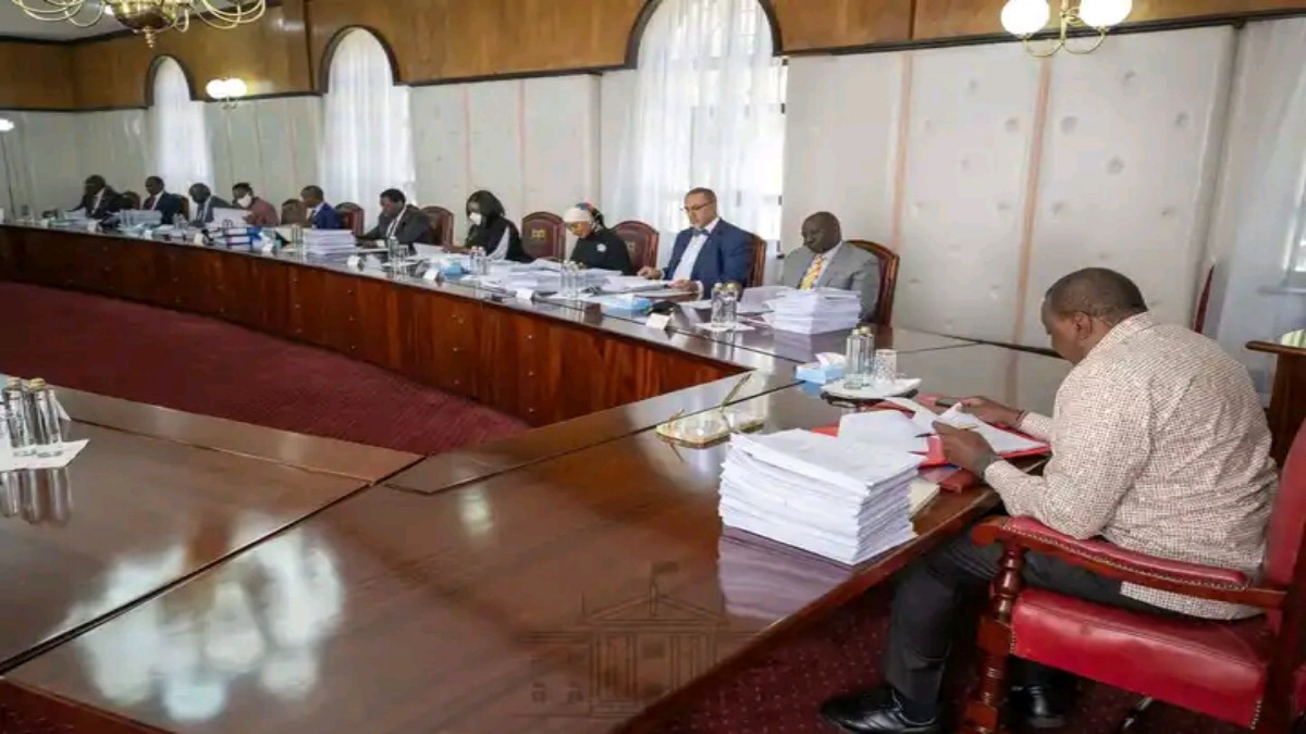 Top 10 News in Brief: Uhuru Schools Ruto in Tense Cabinet Meeting, Avoid Eye Contact