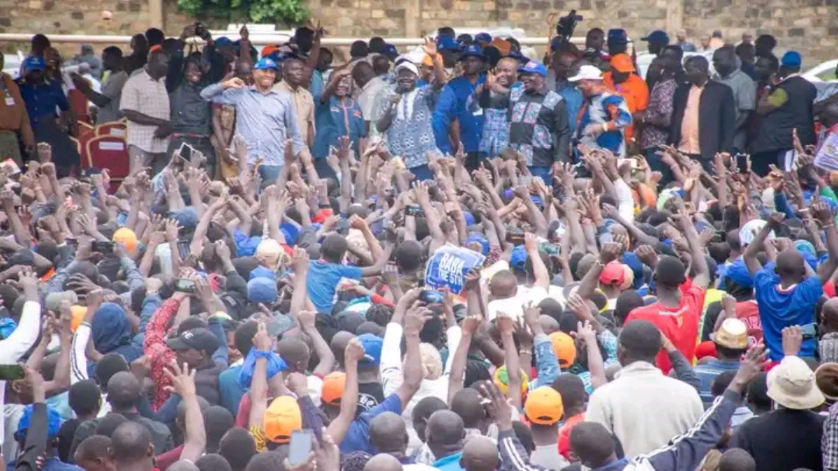 'Wamama Wafinywe Usiku Peke Yake,' Raila Hilariously Responds to Woman at Rally
