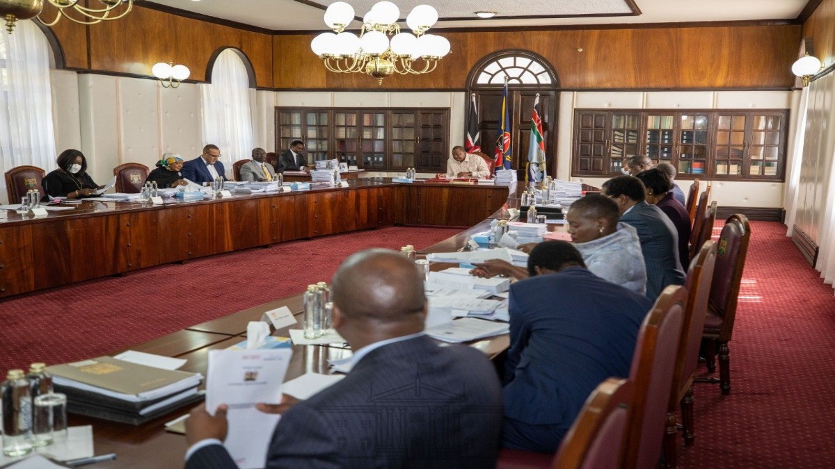 DP Ruto Shows Up at Cabinet Meeting With UDA Tie as He Faces Uhuru Man-to-man